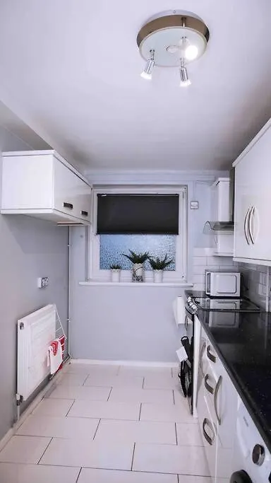Two Bedroom Apartment Unit London 0*,