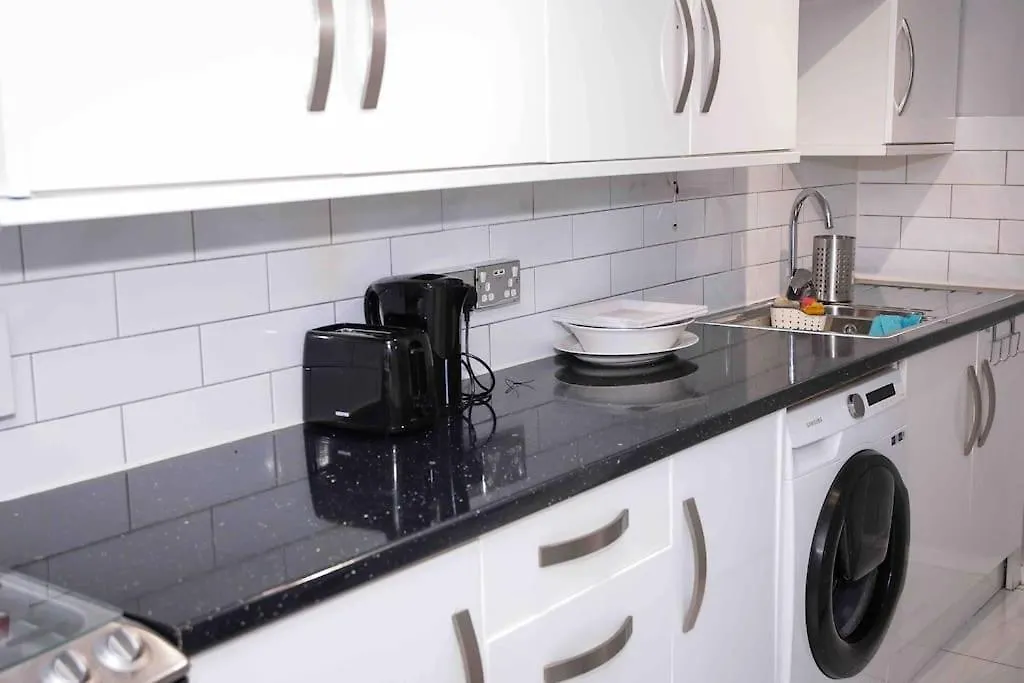 Two Bedroom Apartment Unit London 0*,  United Kingdom
